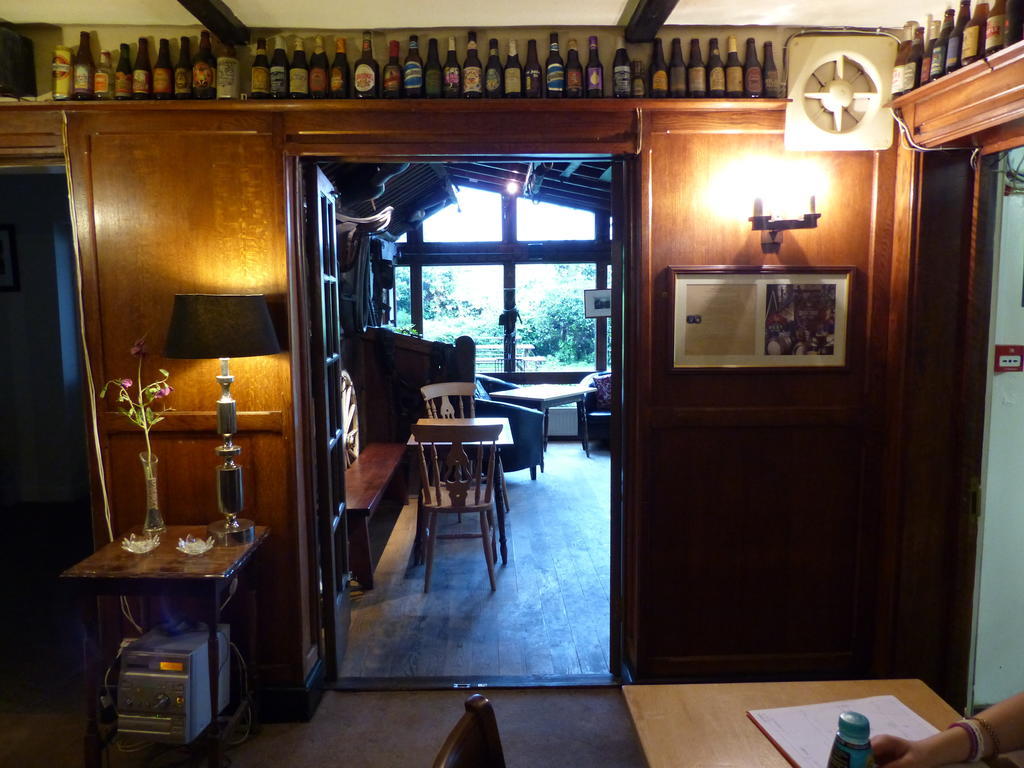 The Sun Inn Englefield Green Екстер'єр фото