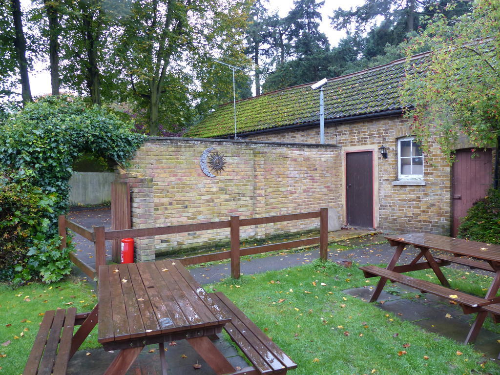 The Sun Inn Englefield Green Екстер'єр фото