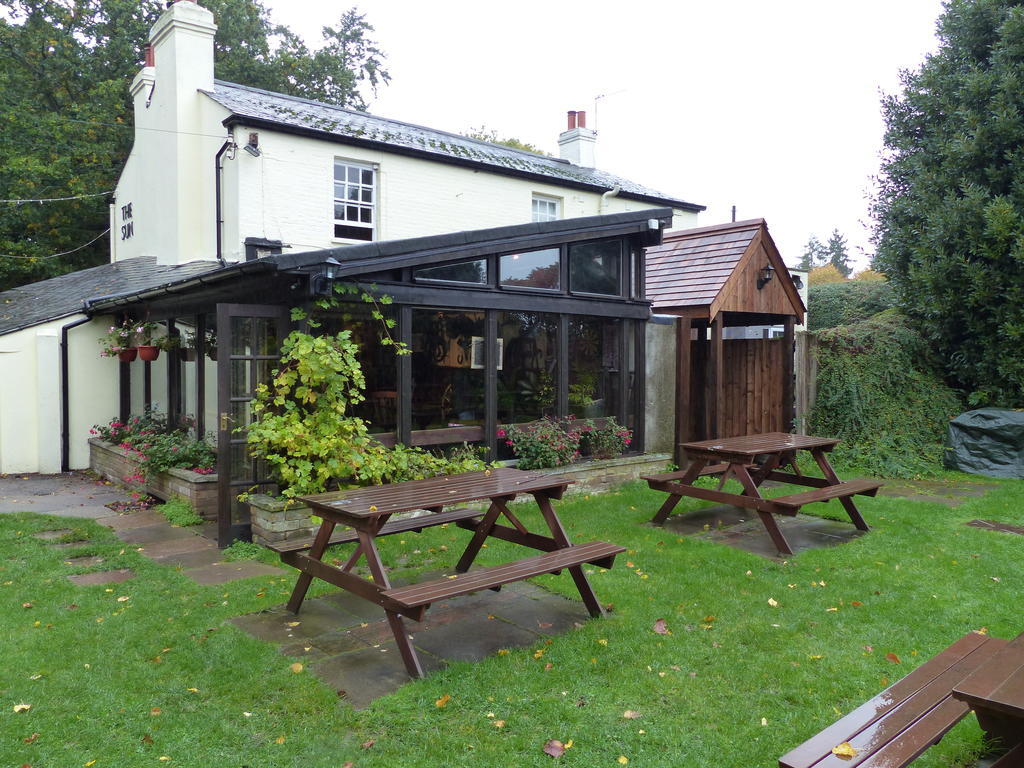 The Sun Inn Englefield Green Екстер'єр фото