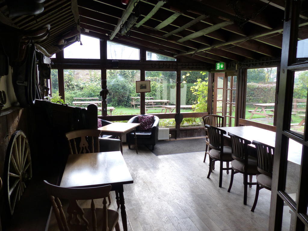 The Sun Inn Englefield Green Екстер'єр фото