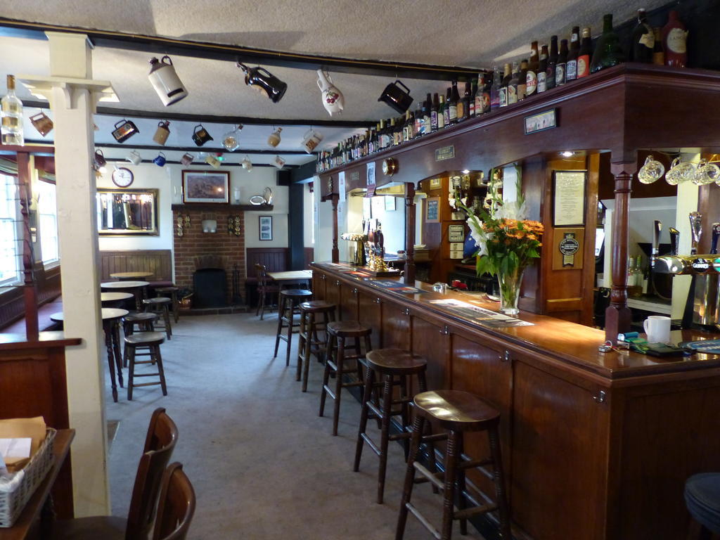 The Sun Inn Englefield Green Екстер'єр фото